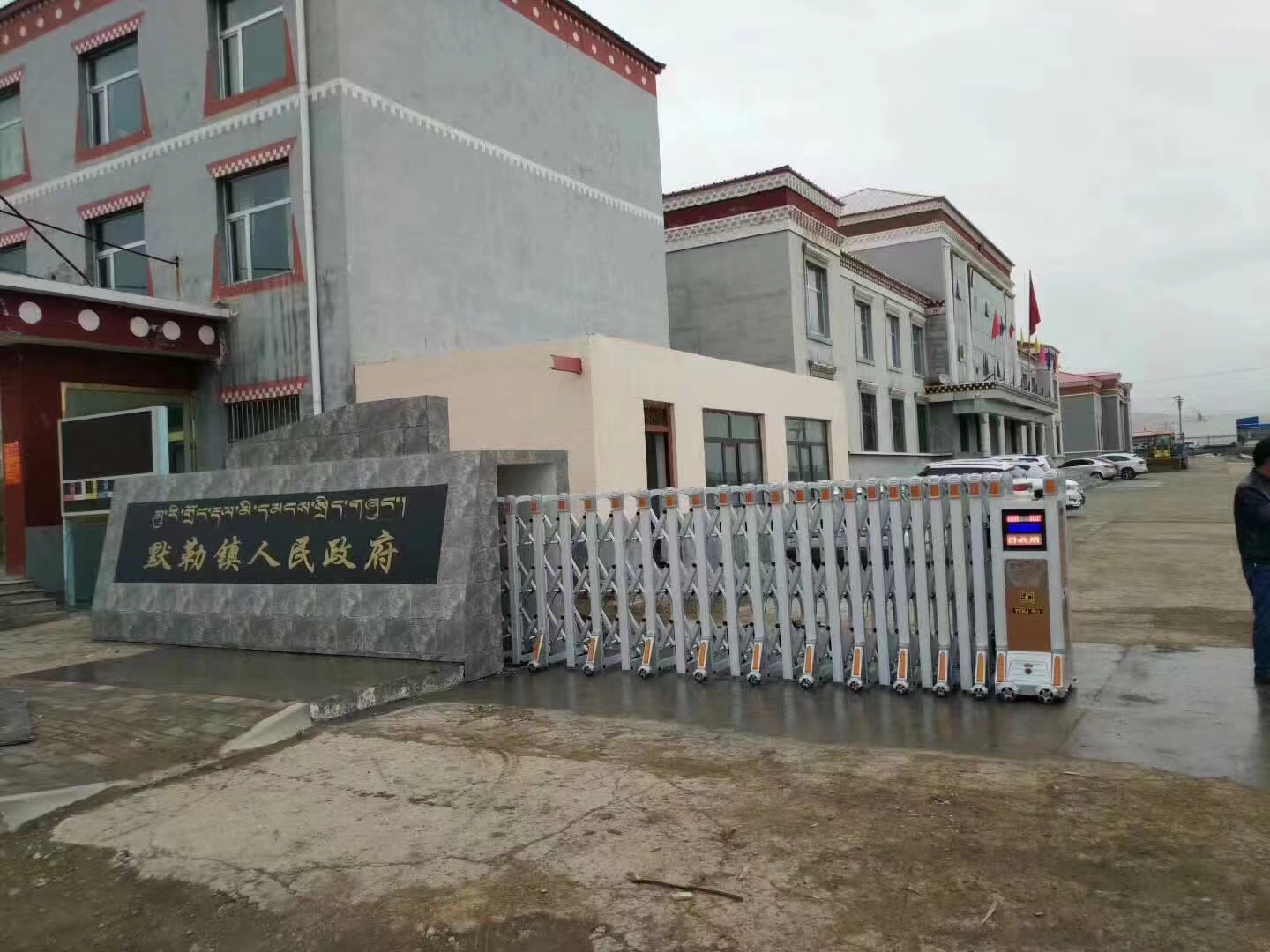 青海省海北藏族自治州祁連縣默勒鎮(zhèn)人民鎮(zhèn)府伸縮門